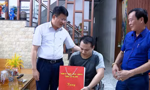 Lãnh đạo TP Hạ Long thăm, tặng quà gia đình nạn nhân tai nạn lao động