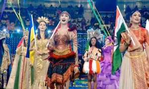 Đương kim Miss World bất ngờ khi xem Hoa hậu Ý Nhi trình diễn đêm khai mạc