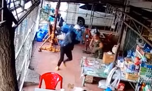 Tên cướp manh động vào tiệm tạp hóa giật dây chuyền ở Bình Thuận