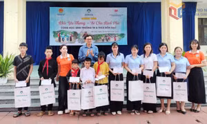 Tặng quà cho giáo viên, học sinh vùng cao huyện Ba Chẽ