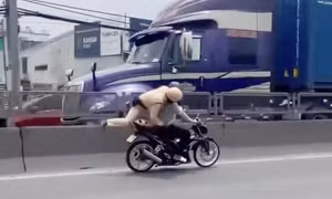 Vụ CSGT bám víu chới với sau yên xe máy: Lời trần tình khó chấp nhận của tài xế