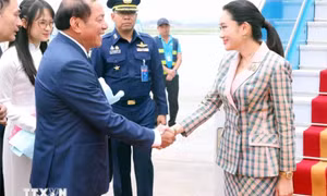 Thủ tướng Vương quốc Thái Lan bắt đầu thăm chính thức Việt Nam