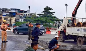 Phạt nặng tài xế, chủ xe làm rơi bó sắt gây ùn tắc cầu Chương Dương