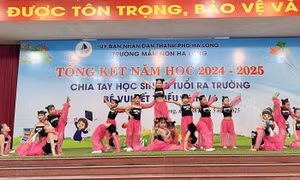 Tặng quà, vui Tết Thiếu nhi ở Mầm non Hạ Long