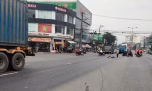 Tai nạn giữa xe đạp và ôtô đầu kéo khiến người phụ nữ tử vong