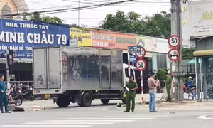 Nam thanh niên đi xe máy phanh gấp nhưng vẫn lao vào xe tải