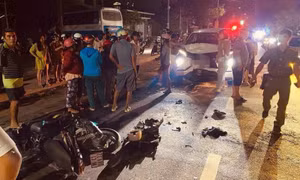 Xe máy và ôtô tông đối đầu trên Quốc lộ 28 khiến 2 người thương vong
