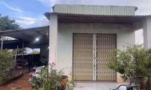 Ba mẹ con tử vong trong căn nhà khóa trái cửa