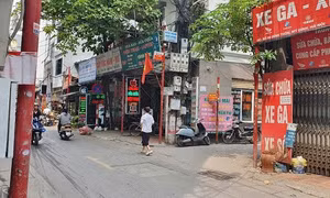 Thanh niên nghi ngáo đá tấn công người đi đường lúc nửa đêm