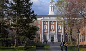 Bộ Giáo dục Mỹ tạm dừng tài trợ 8 tỷ USD cho Đại học Harvard