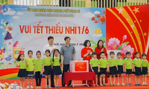 Phó Bí thư Tỉnh ủy Vũ Quyết Tiến tặng quà Tết thiếu nhi tại TP Uông Bí