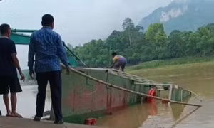 Đò chở 10 học sinh bị lật trên sông Mã