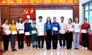 LĐLĐ huyện Vân Đồn: Ra mắt 7 công đoàn cơ sở và trao hỗ trợ cho công nhân lao động có hoàn cảnh khó khăn dịp Tháng Công nhân