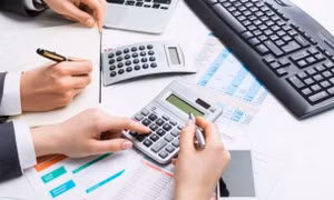 Một người có được làm kế toán trưởng hai đơn vị?