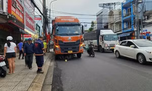 Người đàn ông đứng chờ đèn đỏ tử vong do xe tải tự trôi, cán qua người