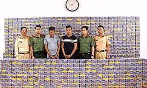 Công an nổ súng, trấn áp xe ô tô chở pháo lậu
