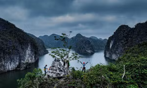 Đu dây, chèo kayak khám phá hồ Hang Vẹm trên đảo Cát Bà