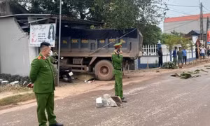Tông 1 người tử vong, xe tải tiếp tục lao vào tiệm làm tóc ở Bắc Giang