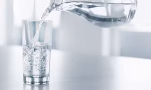 Những nguy hại khi vừa ăn vừa uống nước