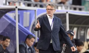 HLV Troussier lạc quan dù thua Nhật Bản