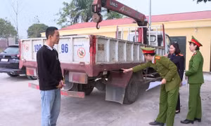 Khởi tố lái xe tải ép ngã 2 xe máy trên cầu rồi bỏ đi ở Phú Thọ