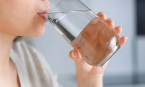 Vì sao nên uống một cốc nước ấm khi bụng đói?