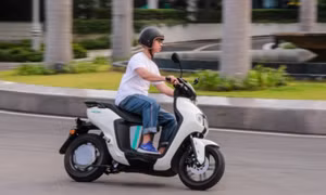 Nguy cơ tai nạn khi đi xe máy điện dừng ngang dốc
