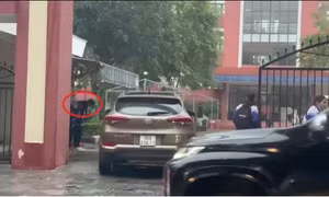 Clip học sinh đứng cổng trường chào thầy cô trong mưa rét, hiệu trưởng lên tiếng