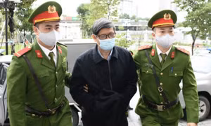 Cảnh sát dẫn giải ông Nguyễn Thanh Long và 37 bị cáo trong đại án Việt Á đến tòa