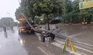 Xe tự chế chở bó sắt dài cả chục mét va chạm xe máy, nam thanh niên thiệt mạng