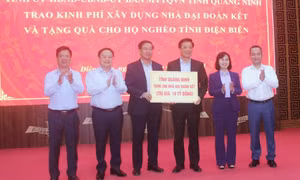 Tỉnh Quảng Ninh trao kinh phí làm nhà đại đoàn kết và tặng quà cho hộ nghèo Điện Biên