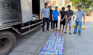 Truy đuổi, nổ súng khống chế 2 thanh niên chở pháo lậu