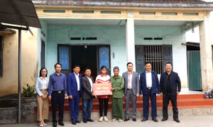 Hiệp hội doanh nghiệp TP Hạ Long trao hỗ trợ đỡ đầu học sinh có hoàn cảnh khó khăn