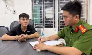 Cô gái bị giật điện thoại khi đang ngồi uống nước với bạn