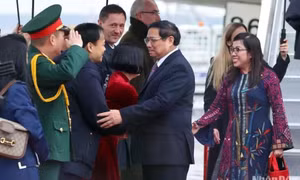 Thủ tướng Phạm Minh Chính và Phu nhân tới Budapest bắt đầu thăm chính thức Hungary