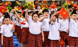 Bộ Chính trị: Tiếp tục đổi mới chính sách tiền lương, đãi ngộ giáo viên