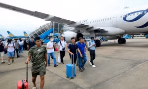 Vé máy bay Tết đắt lại khó mua, khách loay hoay tìm chuyến bay vòng
