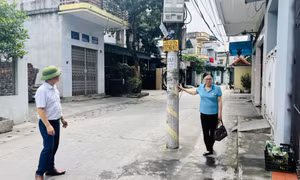 Sớm giải quyết tình trạng cột điện "mọc" giữa đường