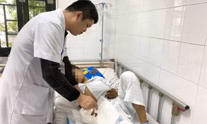 Chơi pháo tự chế, 3 thiếu niên bị nổ nát tay