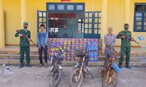 Vận chuyển hơn 350kg pháo lậu nhận 6 triệu tiền công
