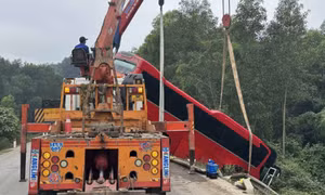 Xe khách mất lái suýt lật bên lề đường, 30 hành khách hú vía
