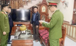 Khởi tố trưởng thôn bán đất trái thẩm quyền