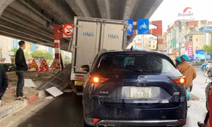 Xe tải tông vào rào chắn độ cao làn đường ưu tiên gây tai nạn liên hoàn