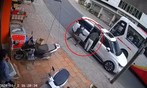Người đàn ông bị đuổi chém liên tiếp ngay giữa đường phố Đà Lạt