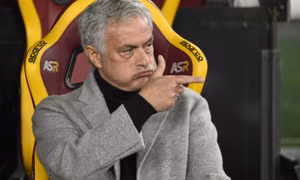 AS Roma sa thải HLV Mourinho