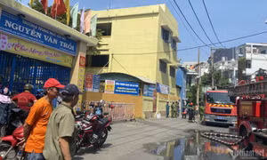 Cháy công ty trang sức ở TP.HCM, hàng chục người tháo chạy