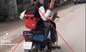 Lập biên bản, tạm giữ xe máy của học sinh lái xe bằng chân
