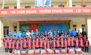 Đoàn thanh niên Văn phòng UBND tỉnh trao tặng gần 400 suất quà tại xã Đồng Sơn