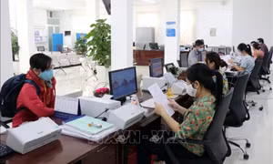 Công chức là đảng viên nhận kỷ luật có bị kéo dài thời gian nâng lương không?