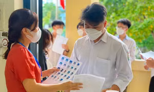 Xét tuyển đại học bằng học bạ: Bỏ hay duy trì?